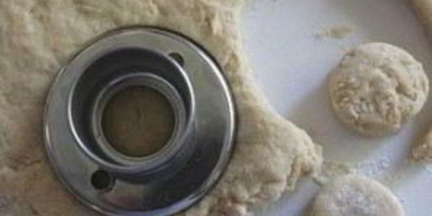 пончики с ванильной глазурью и посыпкой