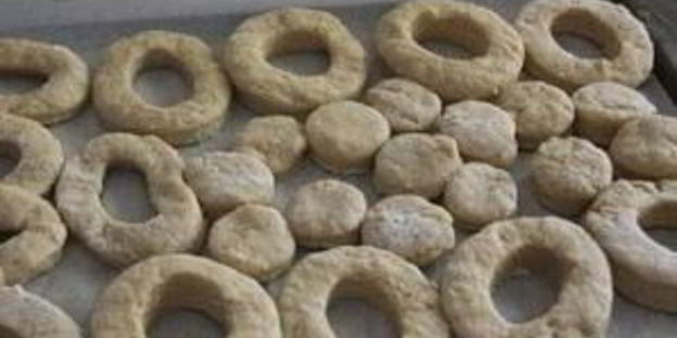 пончики с ванильной глазурью и посыпкой