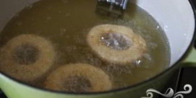 пончики с ванильной глазурью и посыпкой