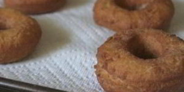 пончики с ванильной глазурью и посыпкой