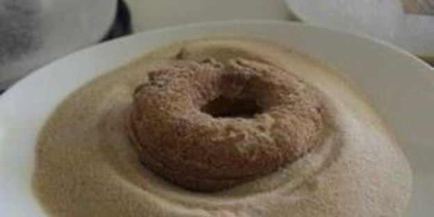 пончики с ванильной глазурью и посыпкой