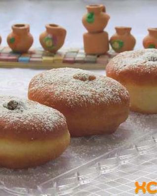 Пончики суфганиет — традиционная еврейская выпечка на Хануку