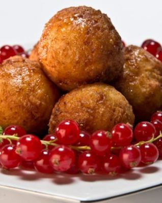 Творожные пончики с апельсиновым соусом