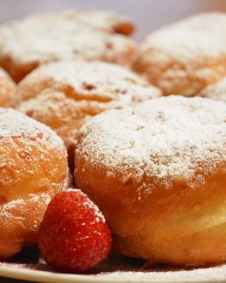 Творожные пончики с клубникой