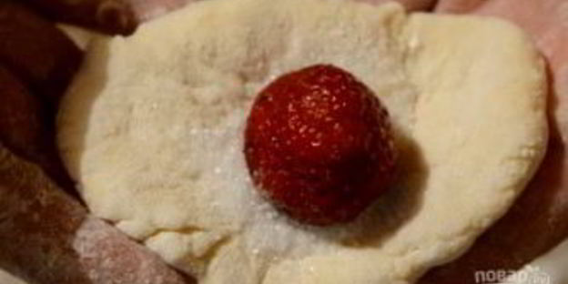 творожные пончики с клубникой