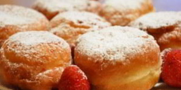 творожные пончики с клубникой