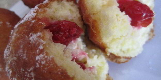 творожные пончики с вишней