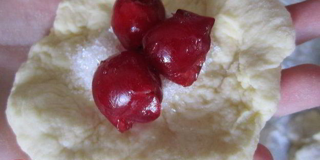 творожные пончики с вишней