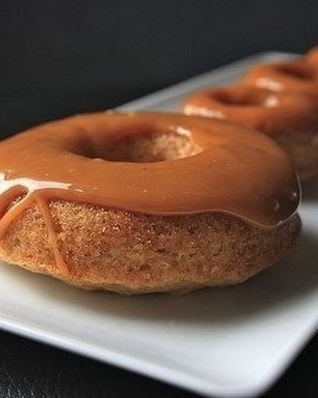 Яблочные пончики с карамелью