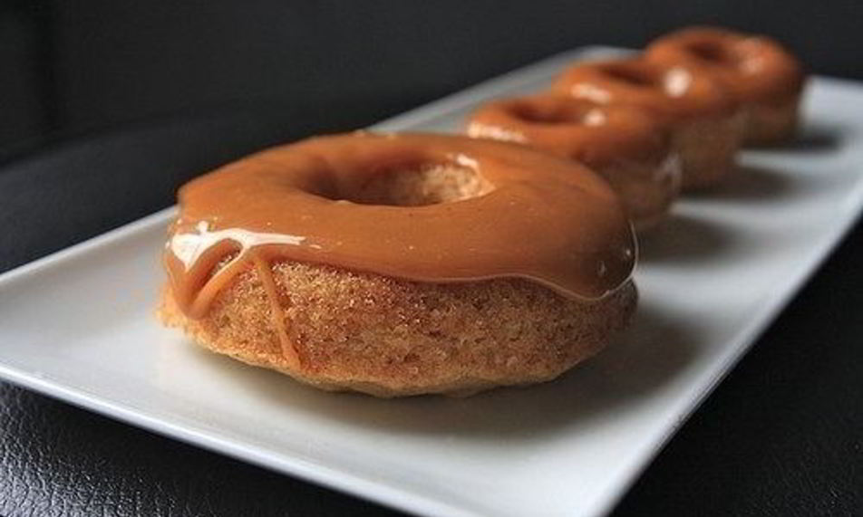 Рецепт яблочных пончиков с карамелью