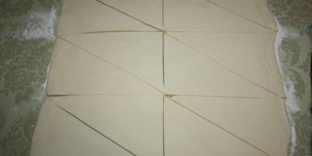 праздничные слойки с джемом