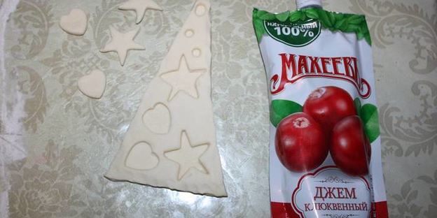 праздничные слойки с джемом