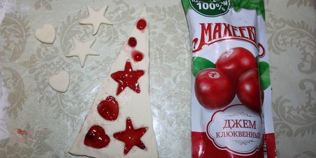 праздничные слойки с джемом