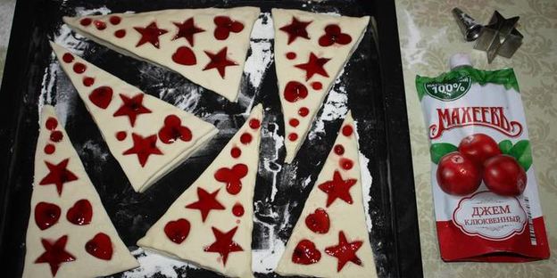 праздничные слойки с джемом
