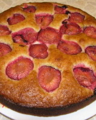 Коврижка со сливами