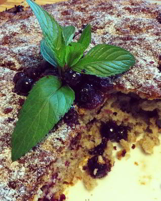 Овсяная коврижка с черной смородиной