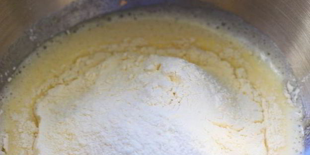 шоколадный пряник с орехами и джемом