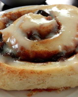 Рулетики с корицей и изюмом