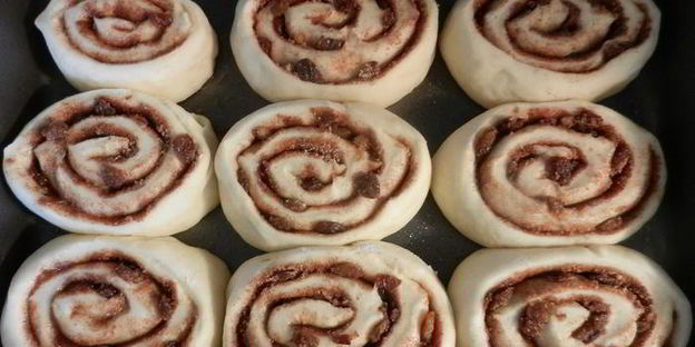 рулетики с корицей и изюмом