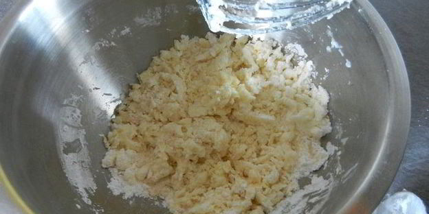 рулетики с корицей и изюмом