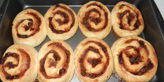 рулетики с корицей и изюмом