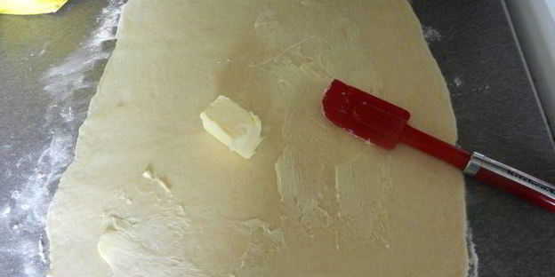 рулетики с корицей и изюмом