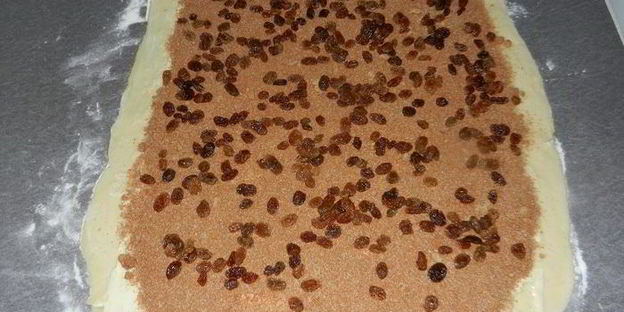 рулетики с корицей и изюмом