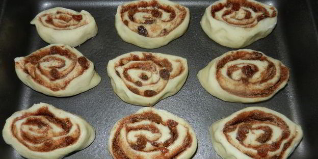 рулетики с корицей и изюмом