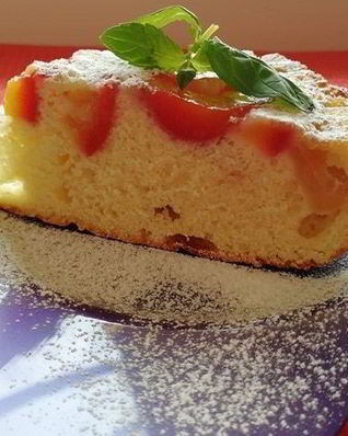 Классическая шарлотка с яблоками и нектаринами