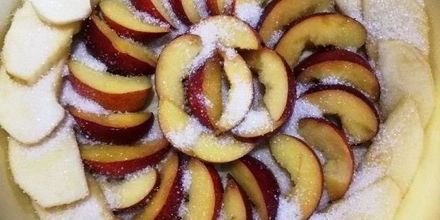 классическая шарлотка с яблоками и нектаринами