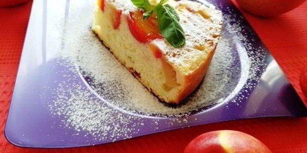 классическая шарлотка с яблоками и нектаринами