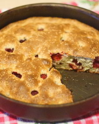 Малиновая шарлотка с сахаром и маслом