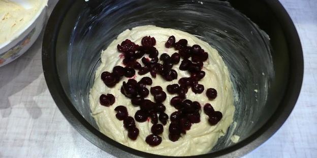 пирог с вишней в мультиварке типа шарлотка