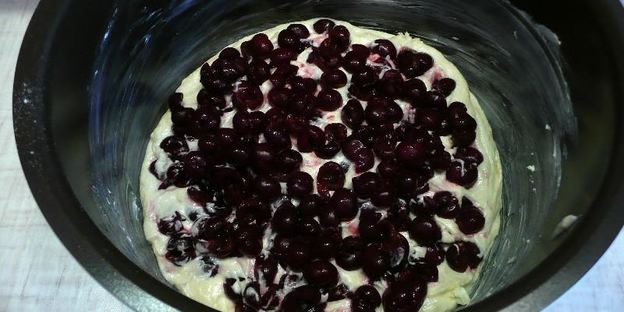 пирог с вишней в мультиварке типа шарлотка