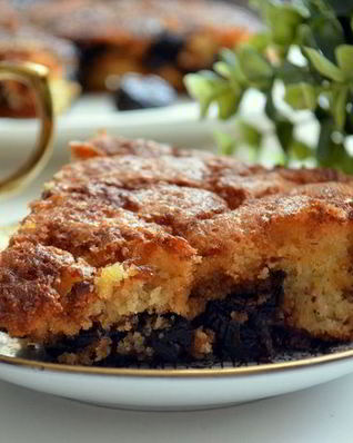 Шарлотка на манке с карамельным черносливом