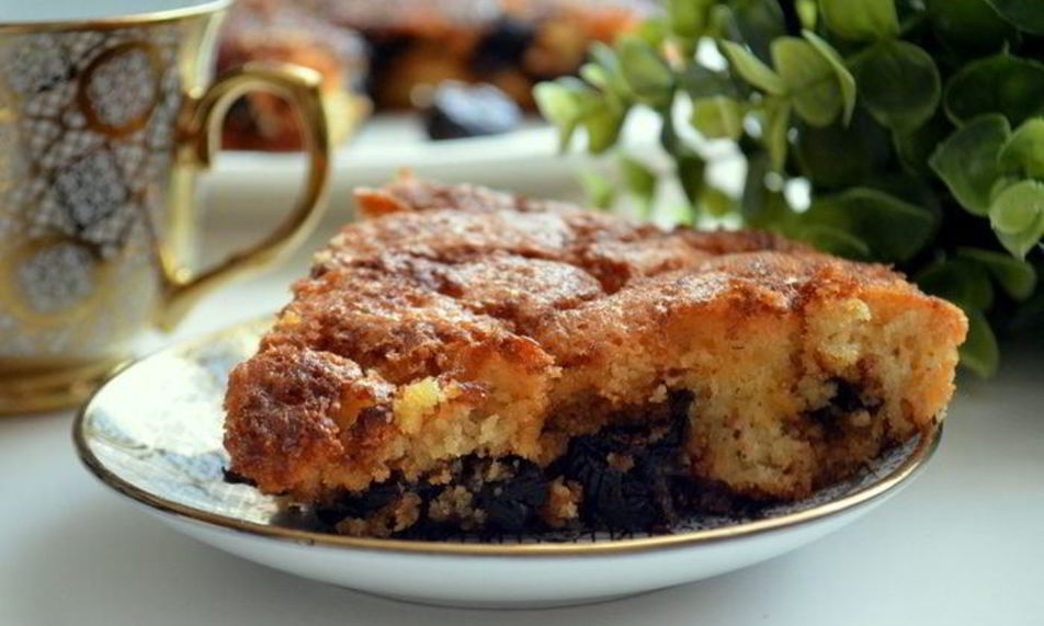 Рецепт шарлотки на манке с карамельным черносливом