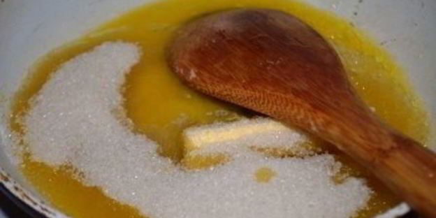 шарлотка на манке с карамельным черносливом