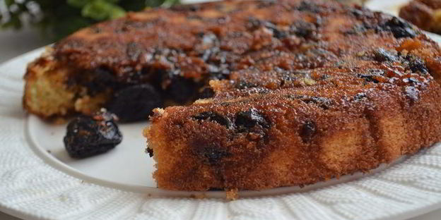 шарлотка на манке с карамельным черносливом