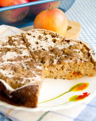 Шарлотка на сковороде с яблоками