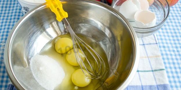 шарлотка на сковороде с яблоками