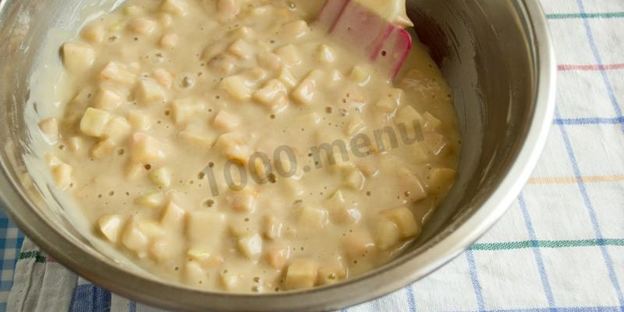 шарлотка на сковороде с яблоками