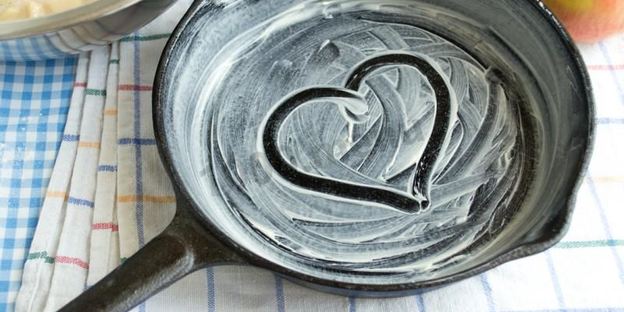 шарлотка на сковороде с яблоками