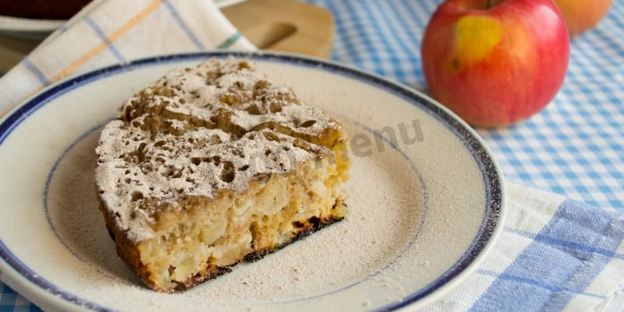 шарлотка на сковороде с яблоками