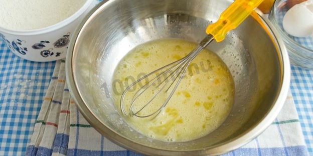 шарлотка на сковороде с яблоками