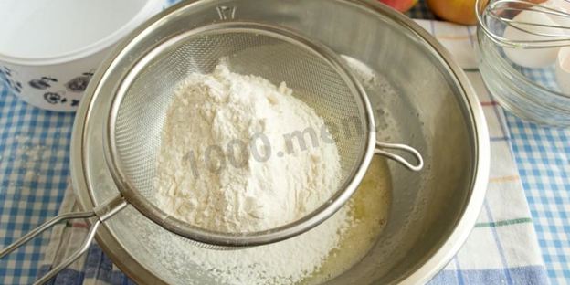 шарлотка на сковороде с яблоками