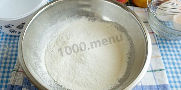 шарлотка на сковороде с яблоками