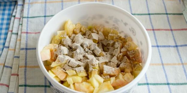 шарлотка на сковороде с яблоками