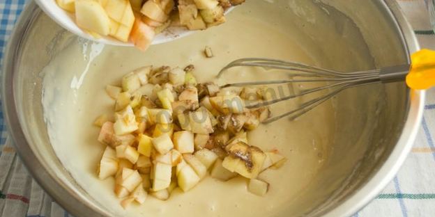 шарлотка на сковороде с яблоками