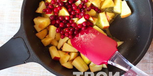 шарлотка с брусникой