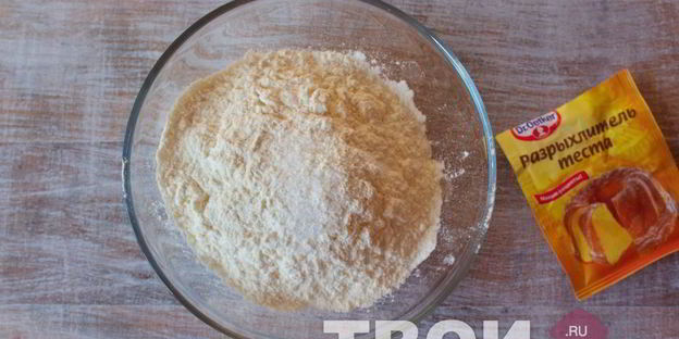 шарлотка с брусникой